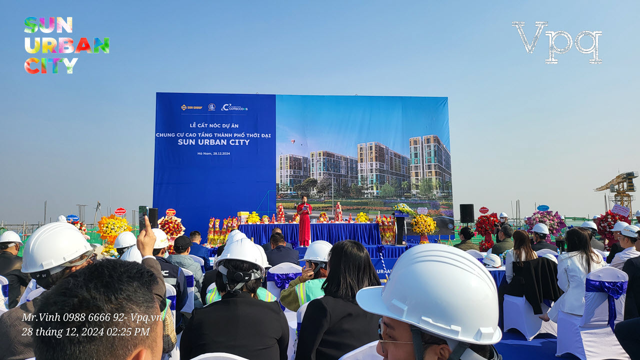 Sự kiện đ&atilde; bắt đầu với MC duy&ecirc;n d&aacute;ng