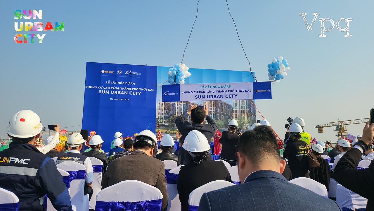 Thanh sắt v&agrave;ng được cẩu th&aacute;p mang l&ecirc;n tầng n&oacute;c