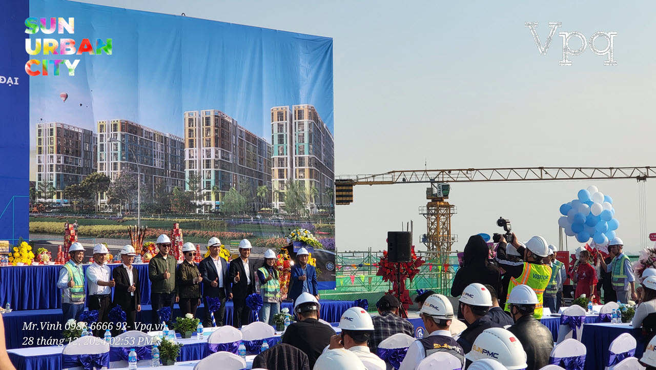 Đại diện c&aacute;c c&aacute;n bộ chủ đầu tư, nh&agrave; thầu chụp h&igrave;nh lưu niệm