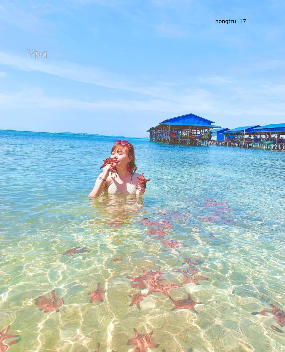 Khách du lịch chụp cùng Sao Biển tại Bãi Sao Phú Quốc