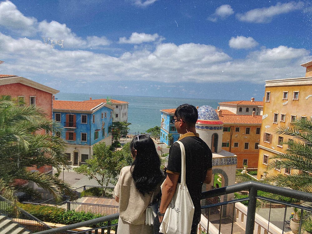 Hay là mình cứ bất chấp hết yêu nhau đi anh?