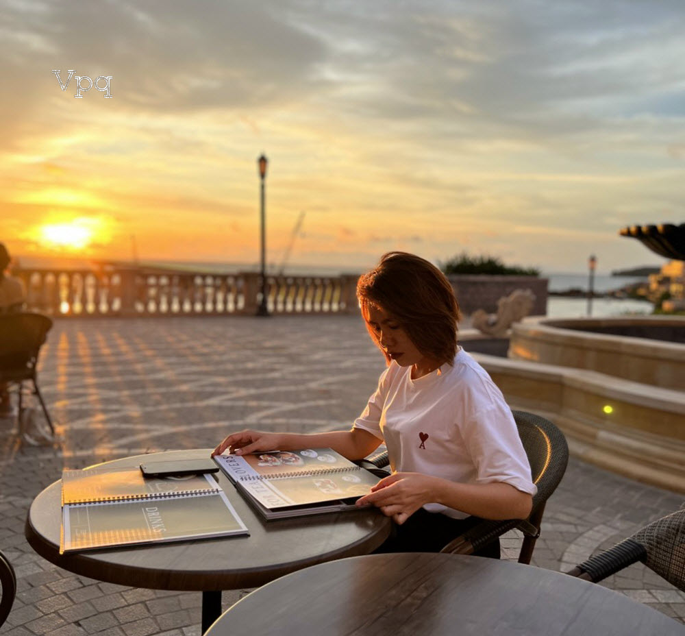 Hình ảnh nữ du khách lựa đồ những không quên check in tại Sunset Town