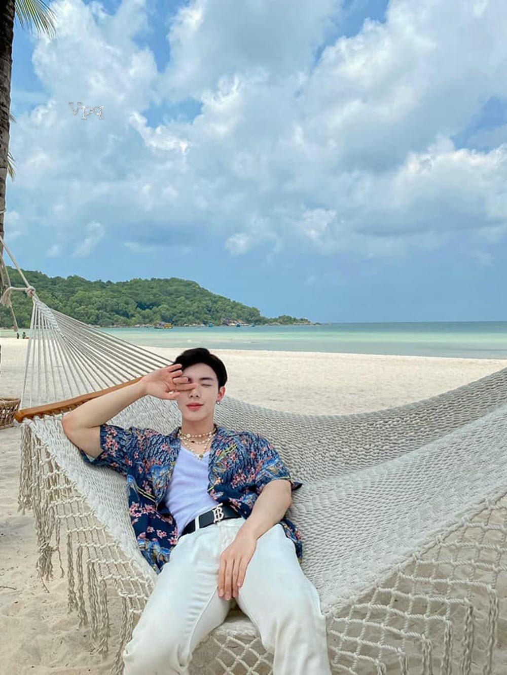 Erik check in tại Bãi Kem - TOP 50 bãi biển đẹp nhất hành tinh (Ảnh MXH Facebook Erik)
