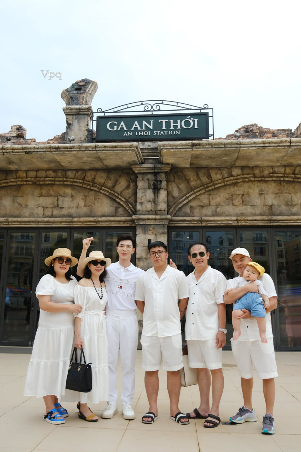 Erik check in cùng gia đình tại Ga An Thới, Phú Quốc (NG: Ảnh MXH)