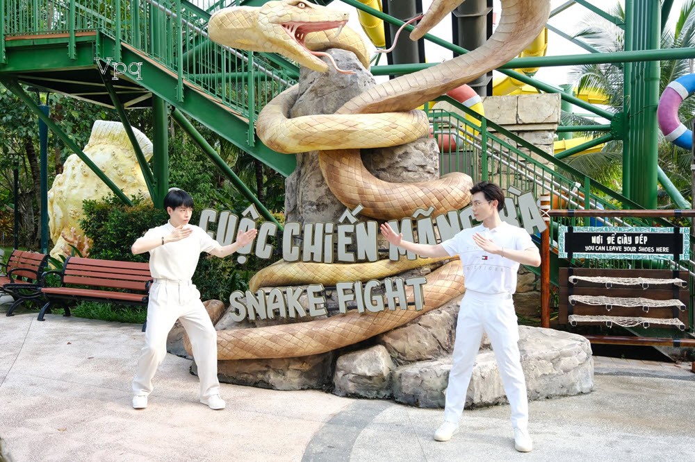 Erik và Đức Phúc check in tại trò chơi cuộc chiến mãng xà Hòn Thơm (NG: Ảnh MXH)