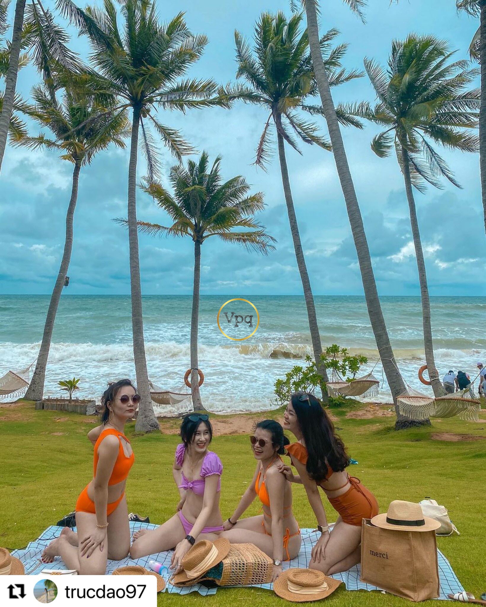 Những cô gái chân dài Hòn Thơm