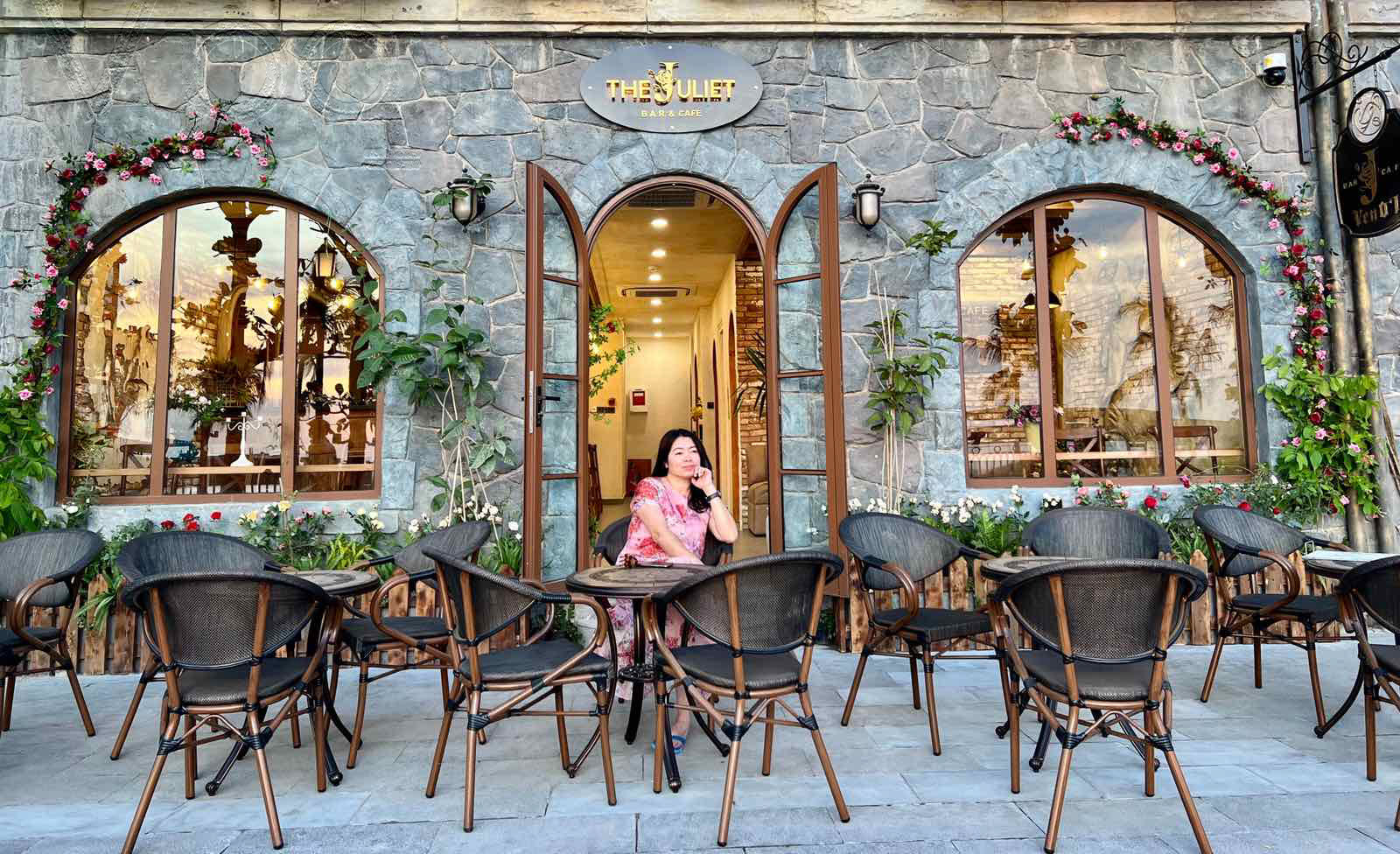 Tầng trệt chính là không gian bar Juliet Hotel