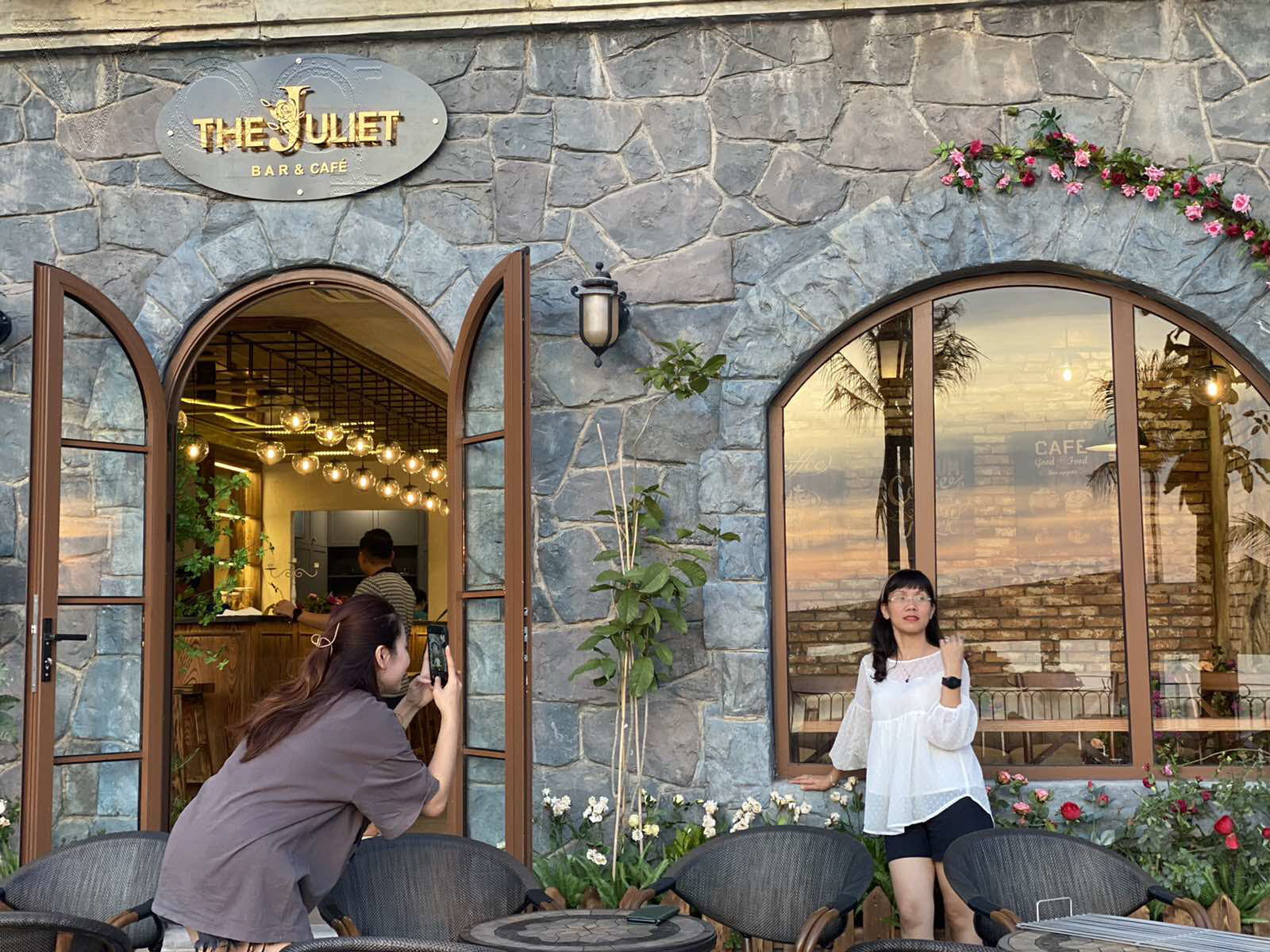 Khám phá ngay bar Juliet Hotel bạn nhé