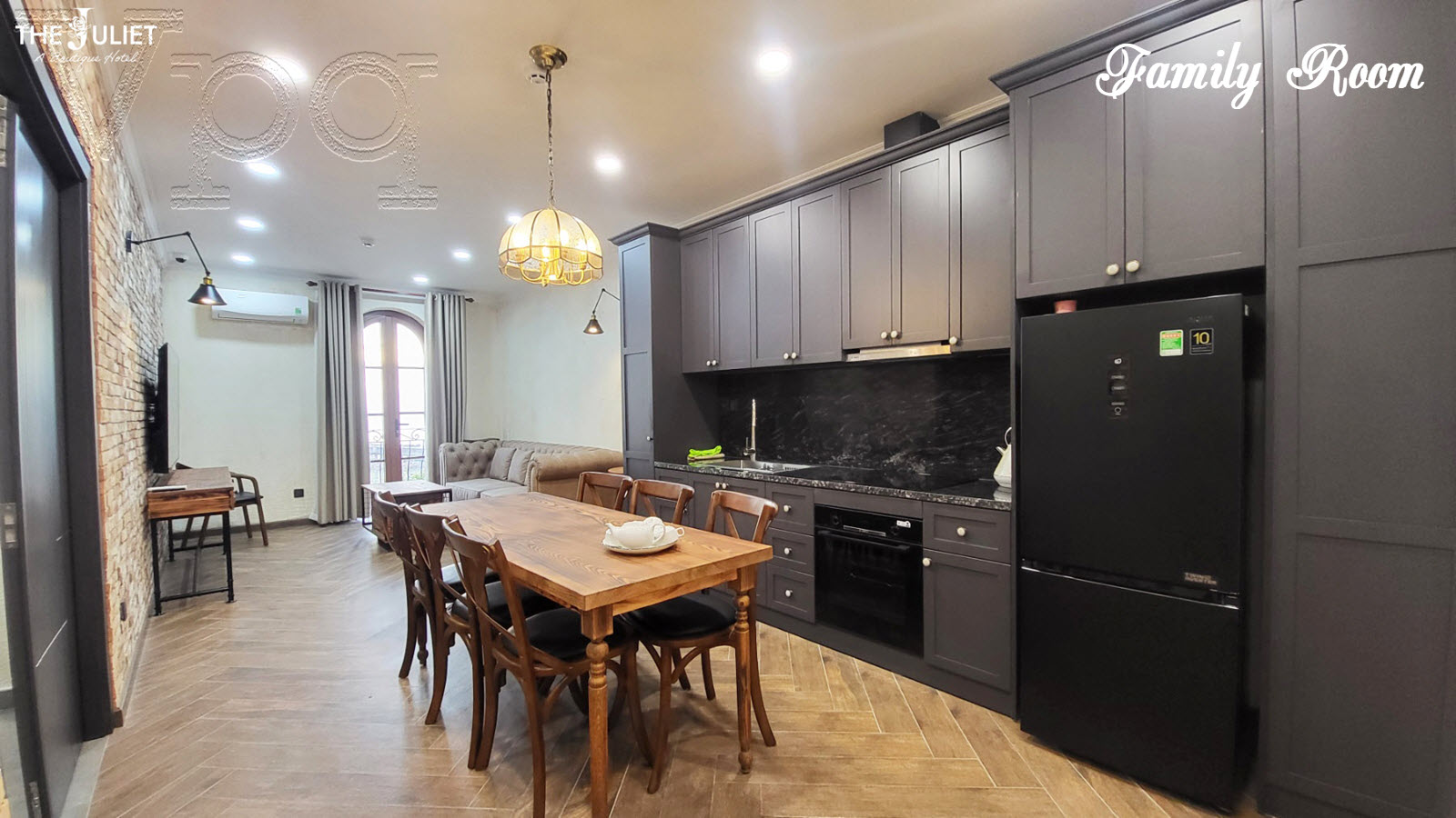 Phòng Family view biển có thể ở được tầm 5 - 6 người, có cả bếp nấu nướng, phòng khách