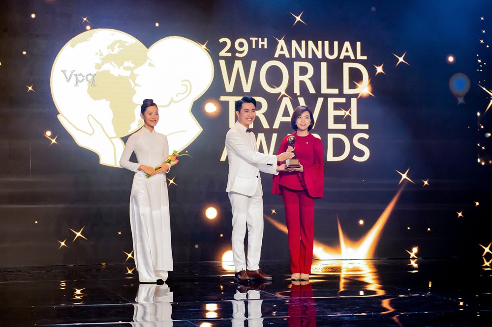 Đại diện Sun Group nhận giải thưởng WTA