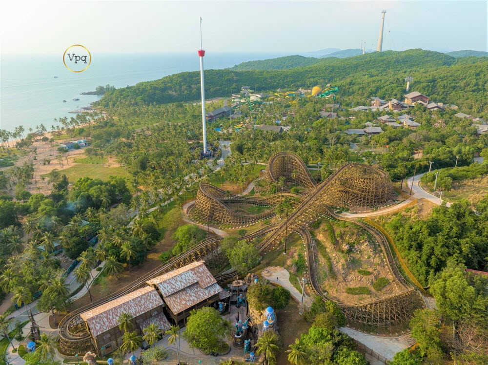 Trò chơi Mắt Đại Bàng ké bên tàu lượn siêu tốc Mộc Xà Thịnh Nộ