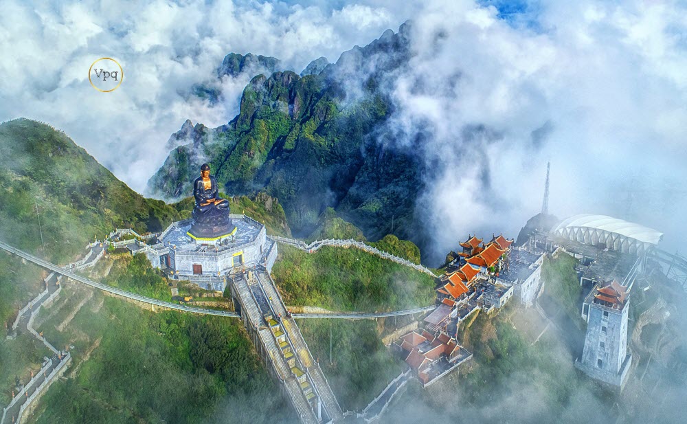 Khung cảnh ti&ecirc;n giới quanh tượng phật A Di Đ&agrave;