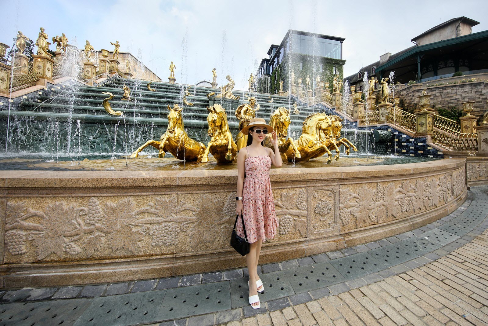 Du kh&aacute;ch th&iacute;ch th&uacute; kh&aacute;m ph&aacute; v&agrave; chụp ảnh tại c&ocirc;ng tr&igrave;nh mới của Sun World Ba Na Hills