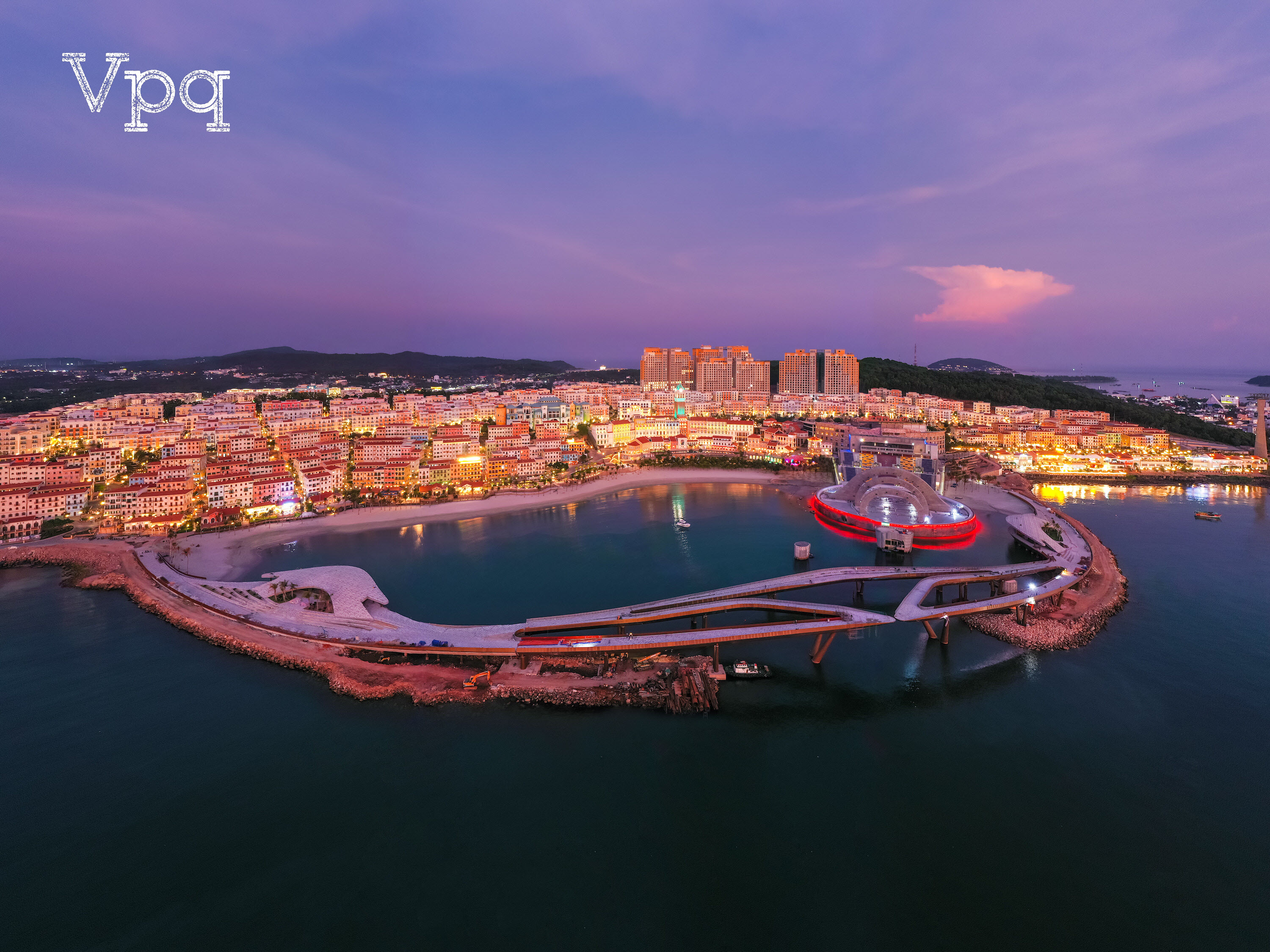 Dải lụa vắt ngang biển Cầu H&ocirc;n tại Sunset Town, Ph&uacute; Quốc