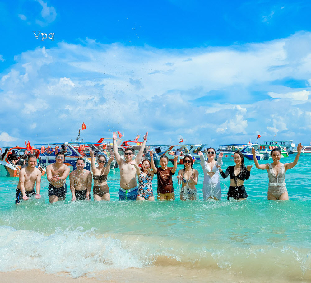 Tour đi đảo sẽ gắn kết ch&uacute;ng ta lại gần nhau hơn