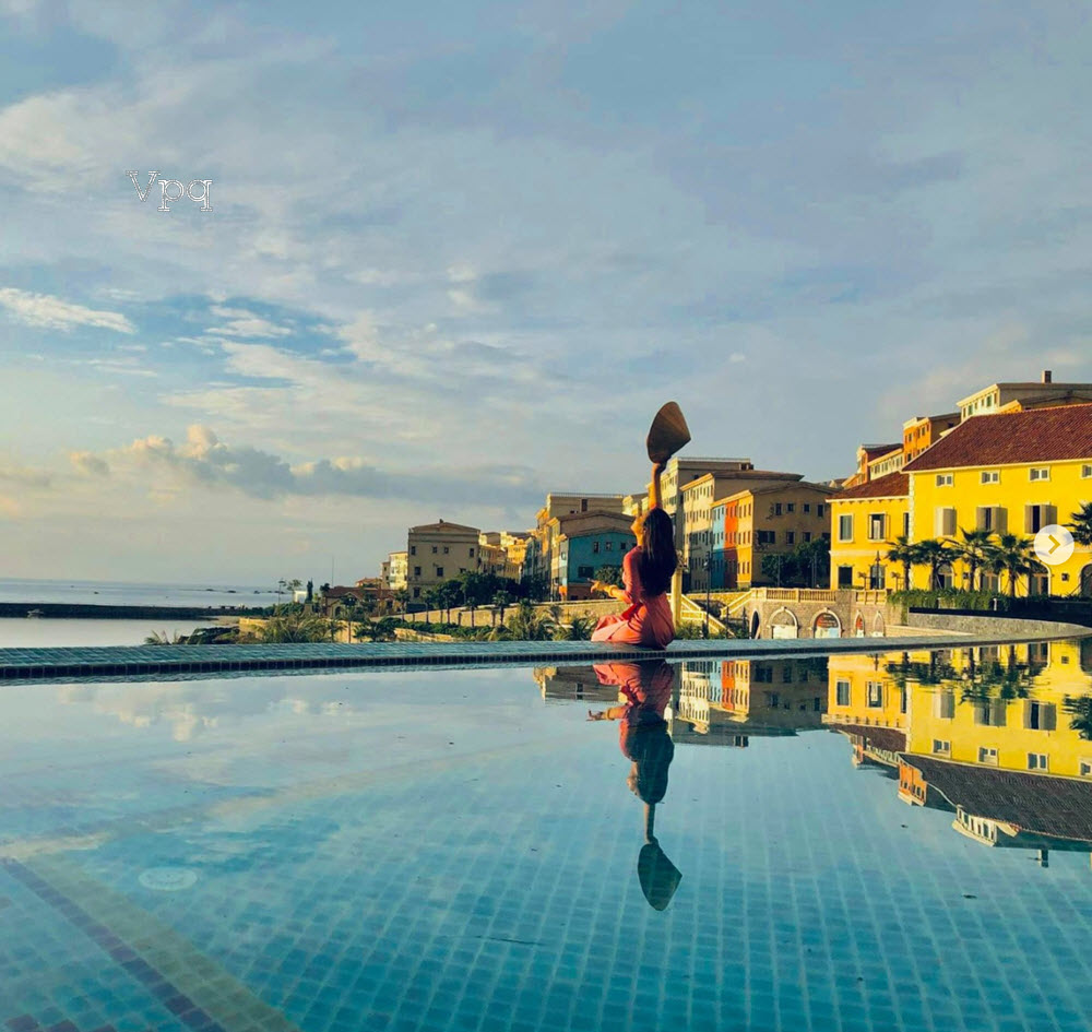 Nữ du khách check in tại Central Village với tà áo dài và nón lá Việt Nam