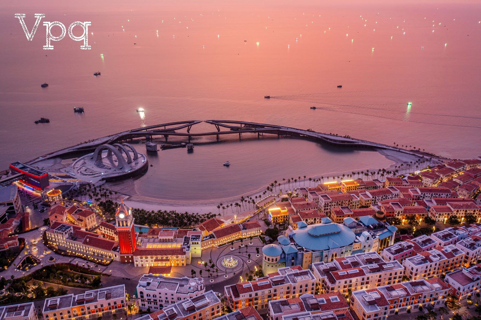 To&agrave;n cảnh thị trấn Địa Trung Hải Ph&uacute; Quốc (Thị trấn Ho&agrave;ng H&ocirc;n Sunset Town)
