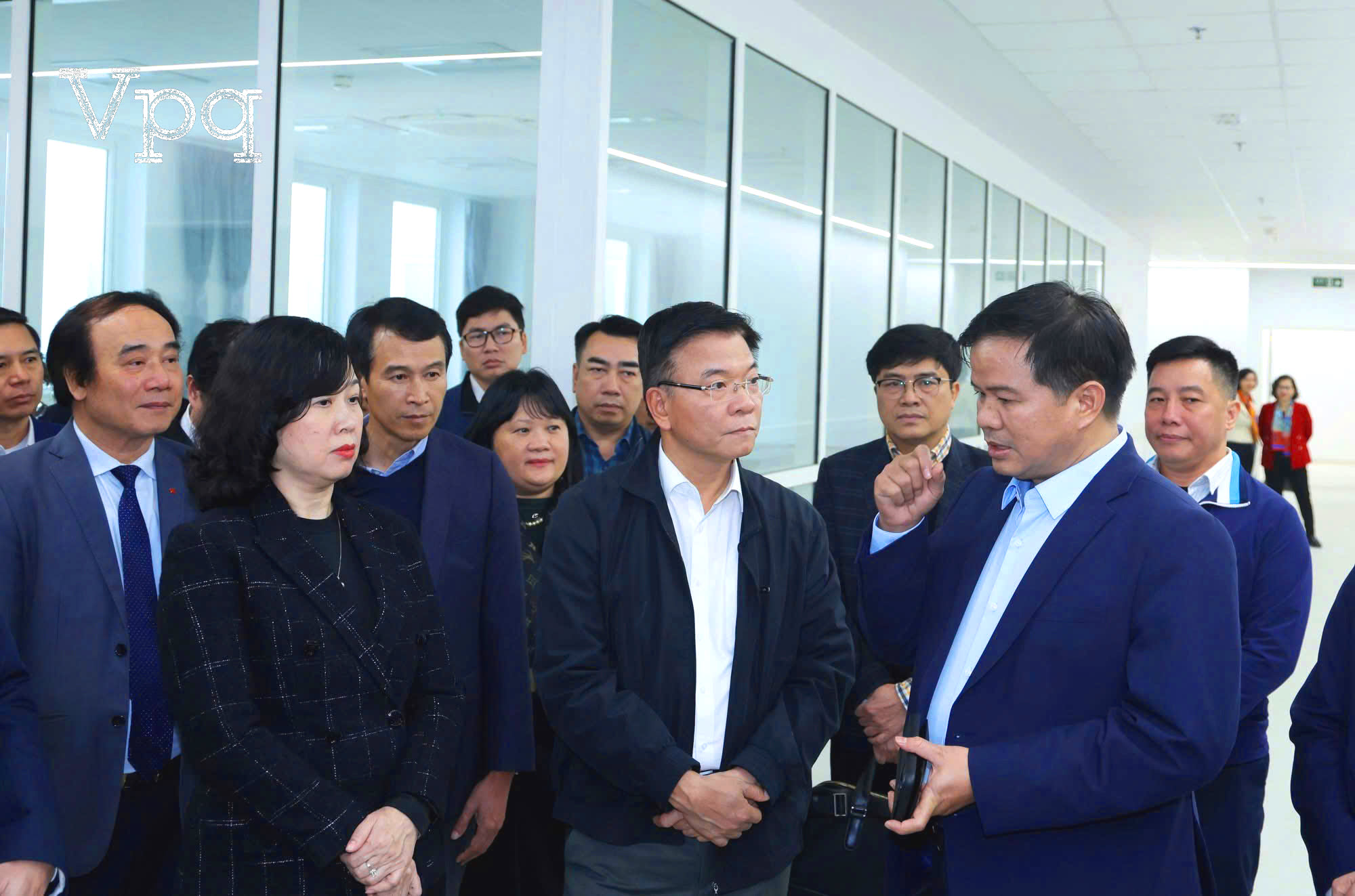 Phó Thủ tướng Lê Thành Long nghe lãnh đạo Bệnh viện Bạch Mai báo cáo