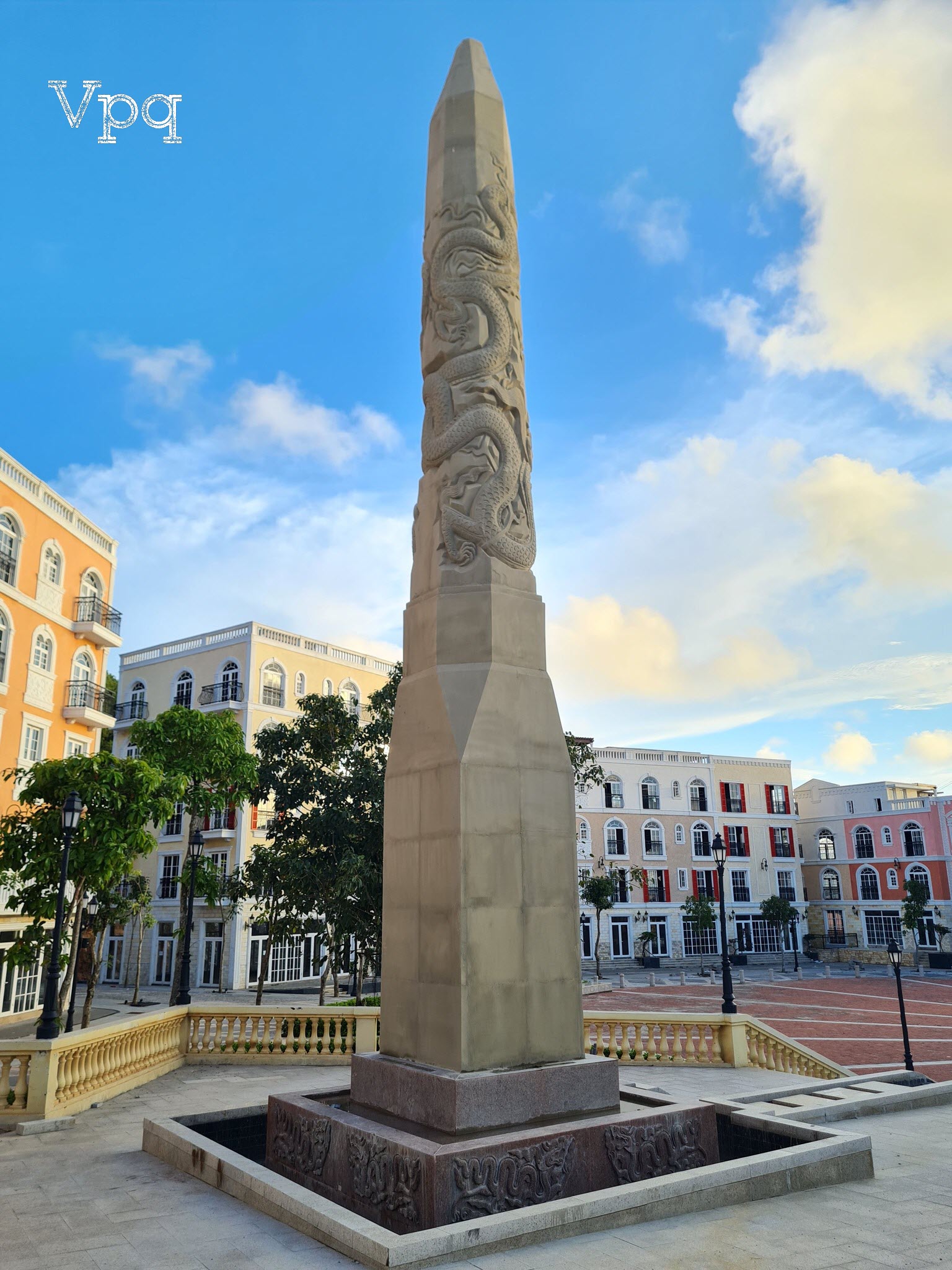 B&uacute;t th&aacute;p đ&aacute; Obelisk được khắc họa linh vật biểu tượng của Việt Nam: Rồng Ti&ecirc;n