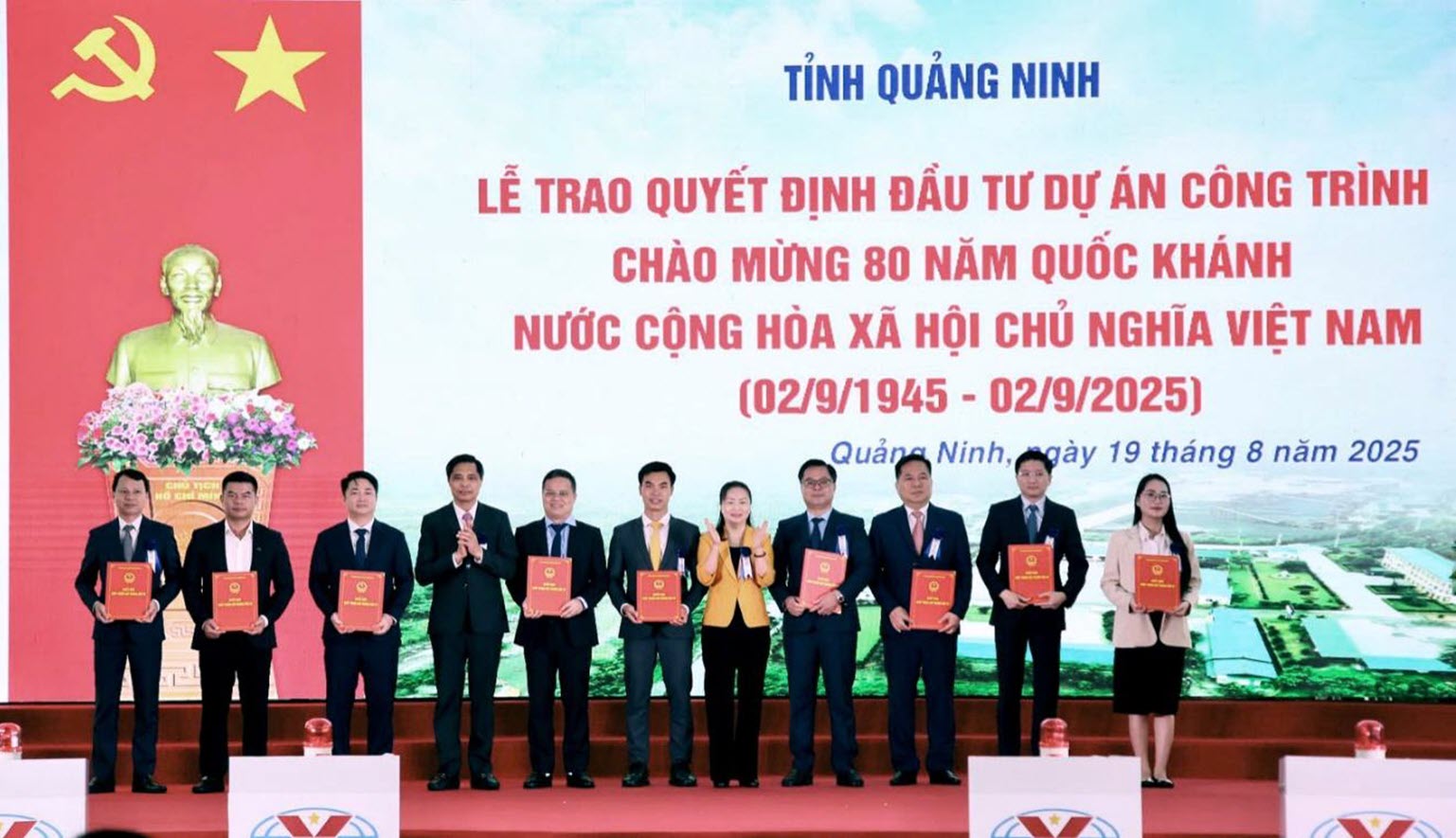 Đại diện l&atilde;nh đạo Sun Group (thứ 6 từ phải sang) đ&oacute;n nhận Quyết định chấp thuận đầu tư dự &aacute;n Khu dịch vụ du lịch phức hợp cao cấp casino V&acirc;n Đồn v&agrave; Quyết định điều chỉnh chủ trương đầu tư cho Dự &aacute;n C&ocirc;ng vi&ecirc;n Đại dương Hạ Long (Sun Elite City)