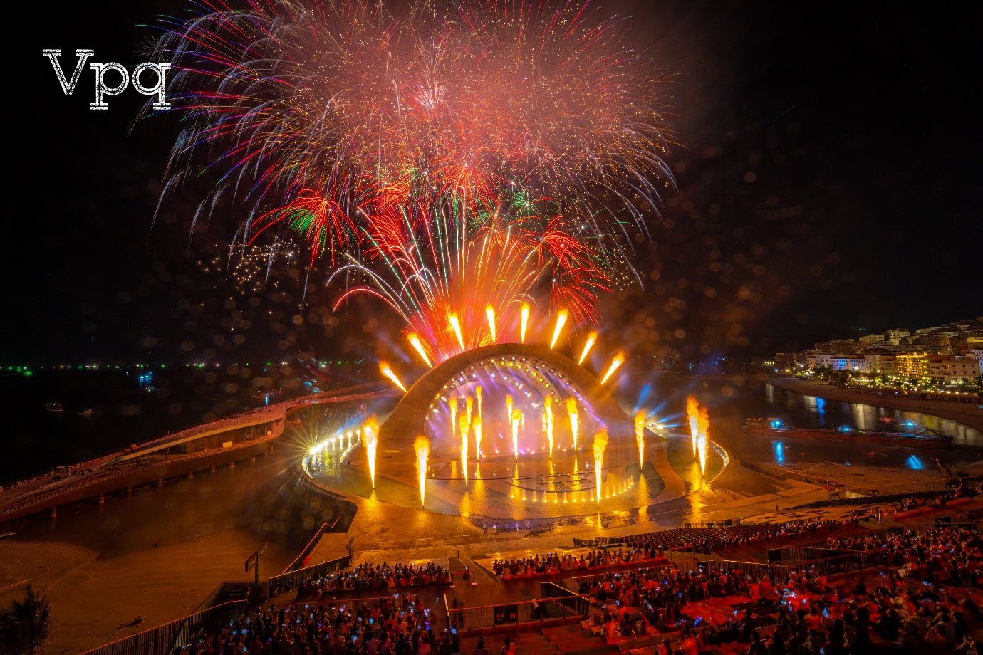Show diễn Nụ H&ocirc;n của Biển Cả Kiss Of The Sea với m&agrave;n ph&aacute;o hoa m&atilde;n nh&atilde;n