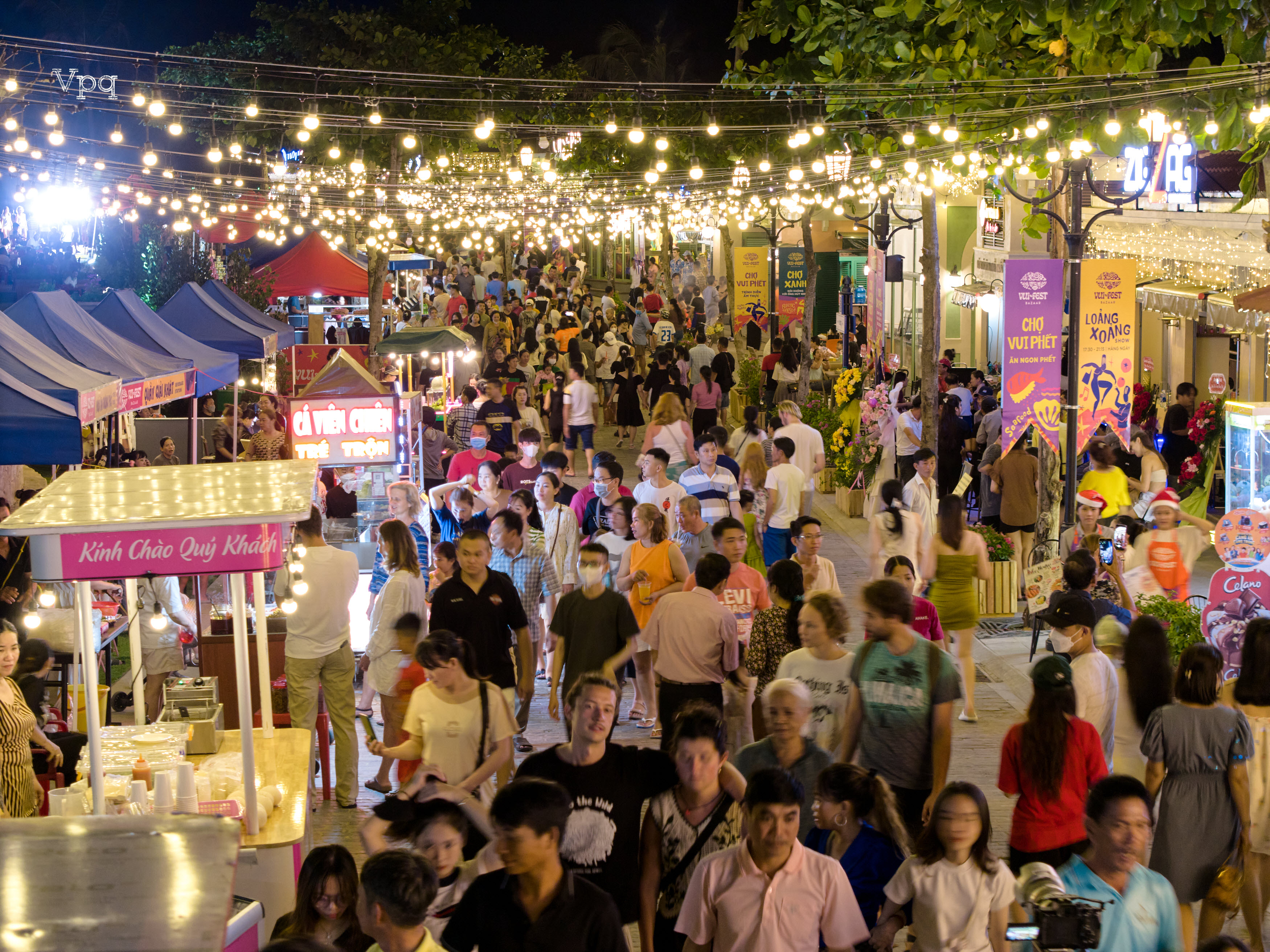 Chợ đ&ecirc;m Vui-Fest Bazaar Ph&uacute; Quốc tấp nập người qua lại
