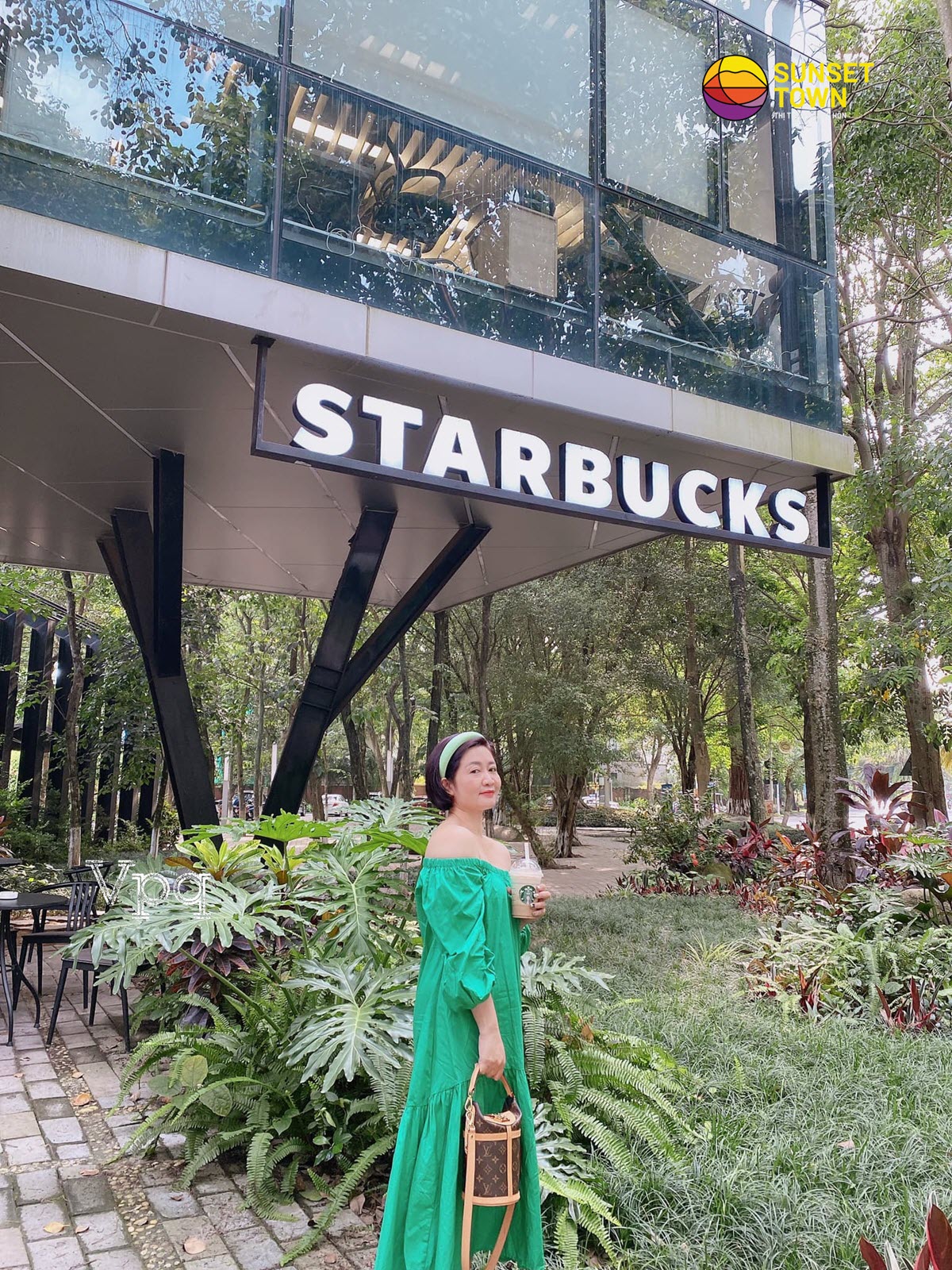 Check in tại Starbucks là đã thấy bạn sặc mùi tiền rồi
