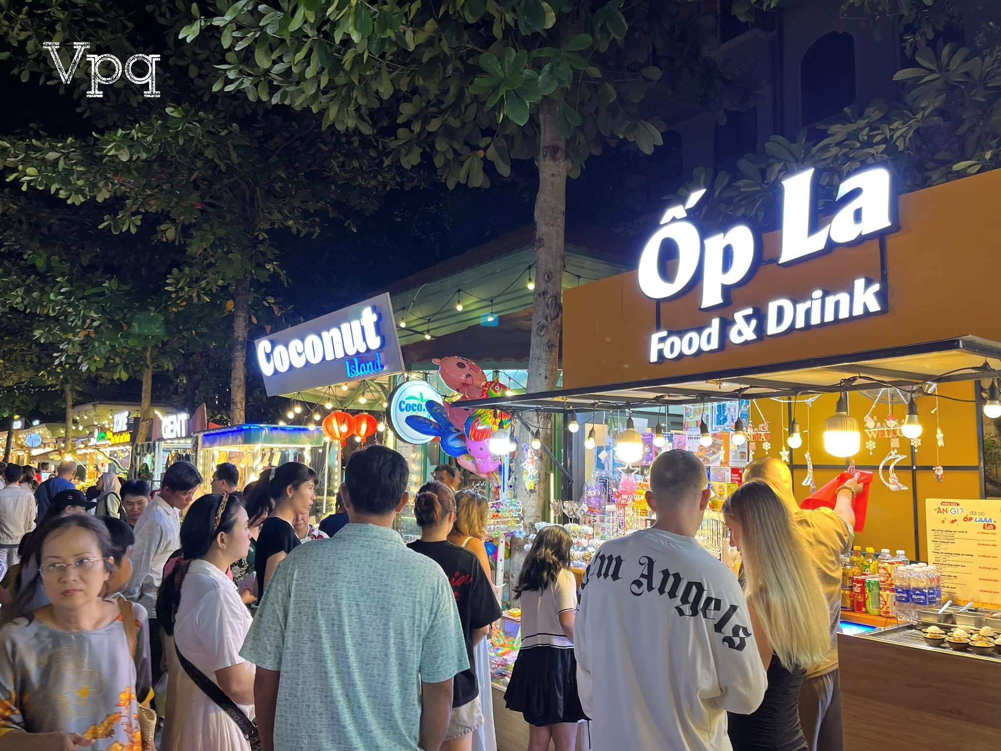 Hình ảnh thực tế chợ đêm VuiFest Bazaar tại thị trấn Hoàng Hôn T12/2023