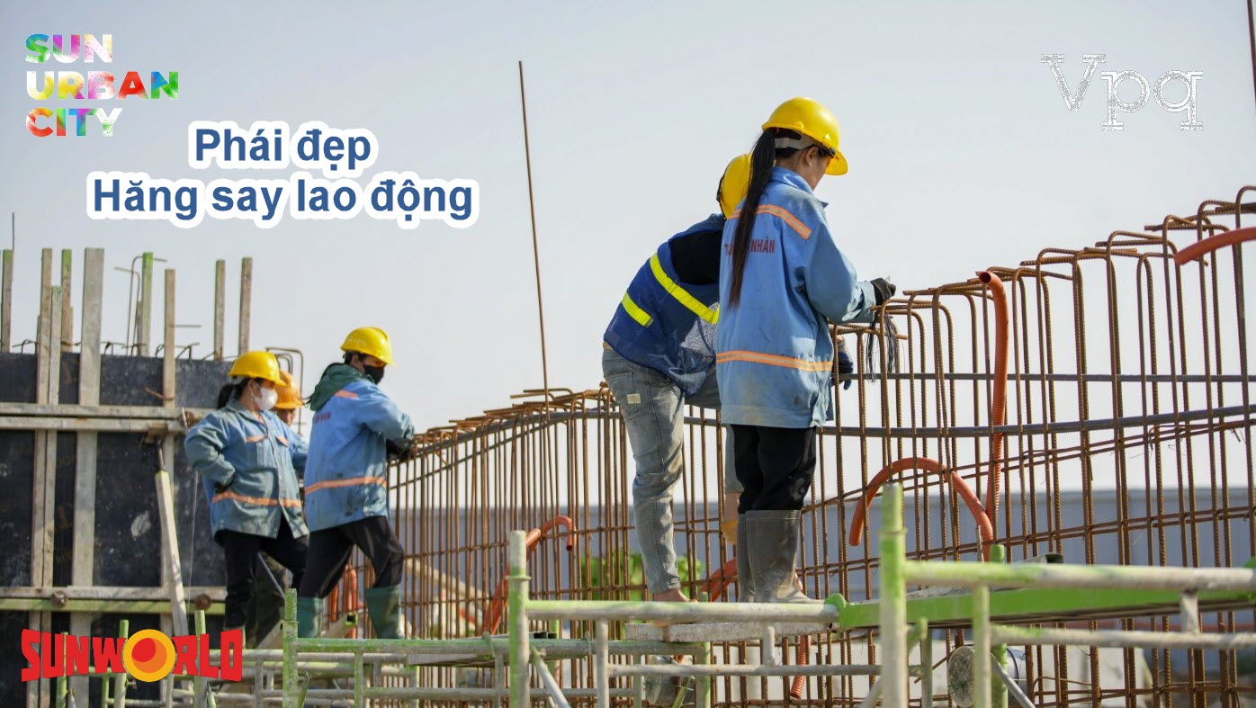C&aacute;c chị em c&ocirc;ng nh&acirc;n hăng say lao động tr&ecirc;n c&ocirc;ng trường