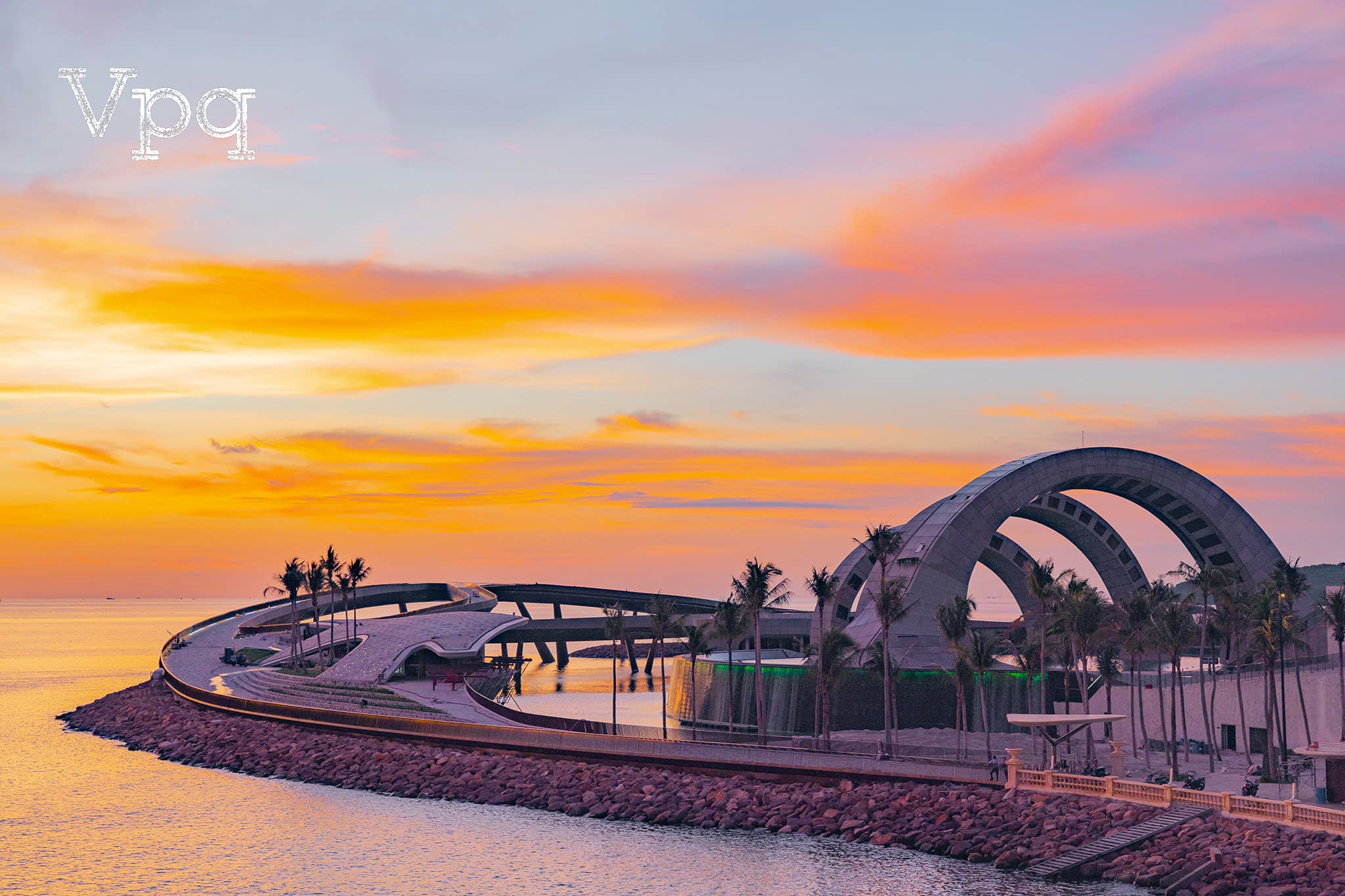 Cầu H&ocirc;n tại Sunset Town hiện l&ecirc;n lộng lẫy giữa thị trấn Ho&agrave;ng H&ocirc;n
