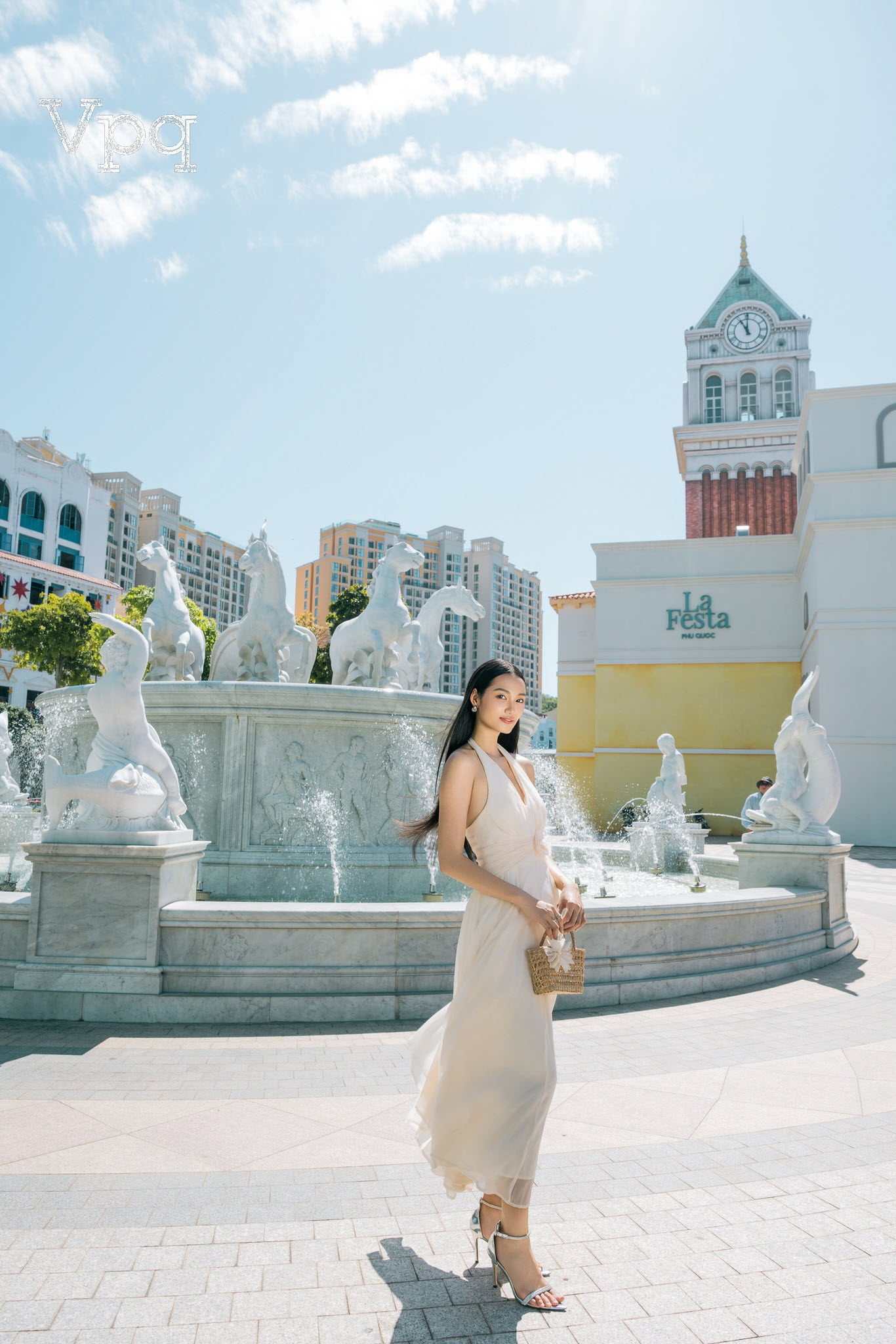 Hoa hậu check in tại đ&agrave;i phun nước Thần Mặt Trời