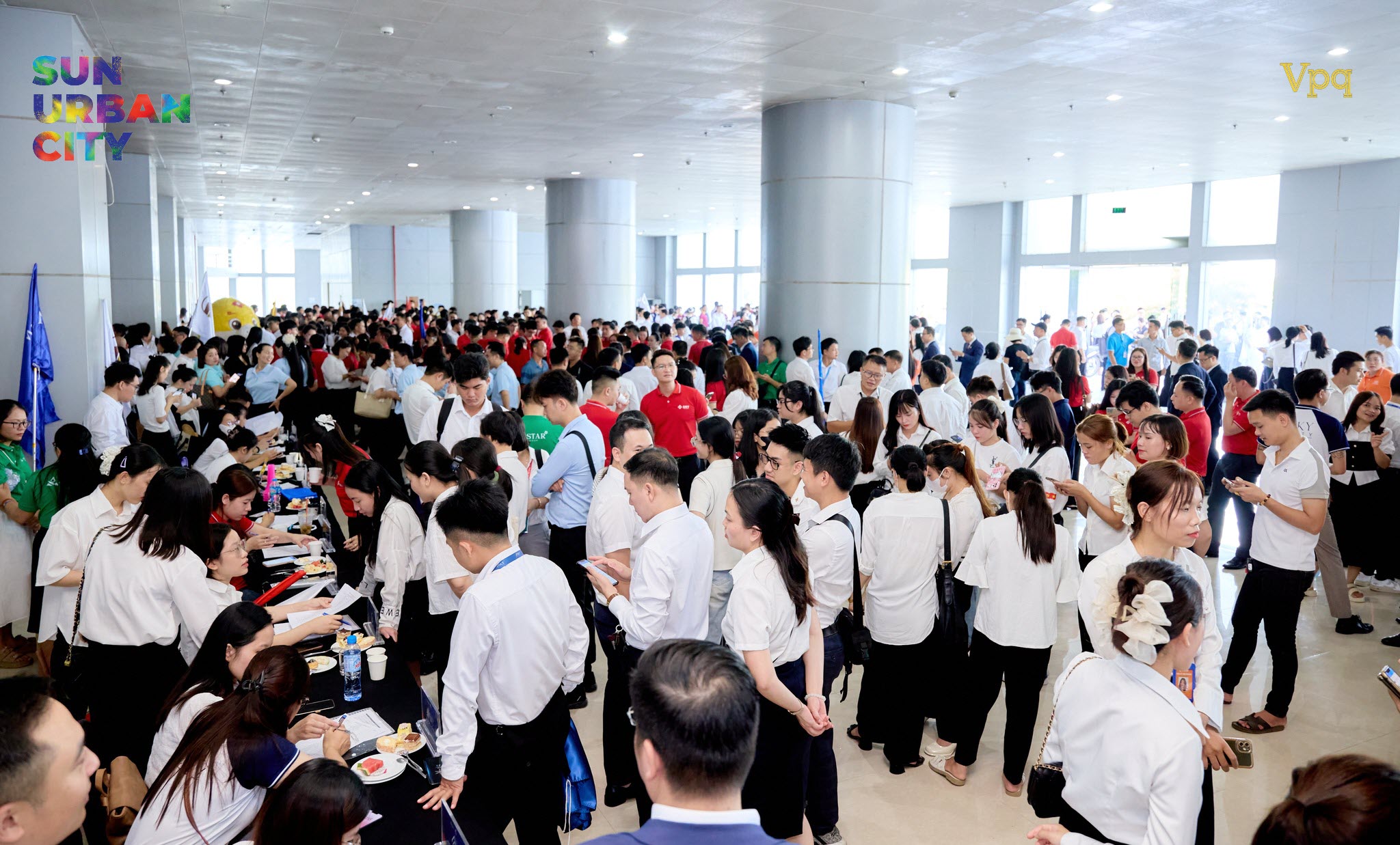 C&aacute;c chuy&ecirc;n vi&ecirc;n kinh doanh tham gia sự kiện