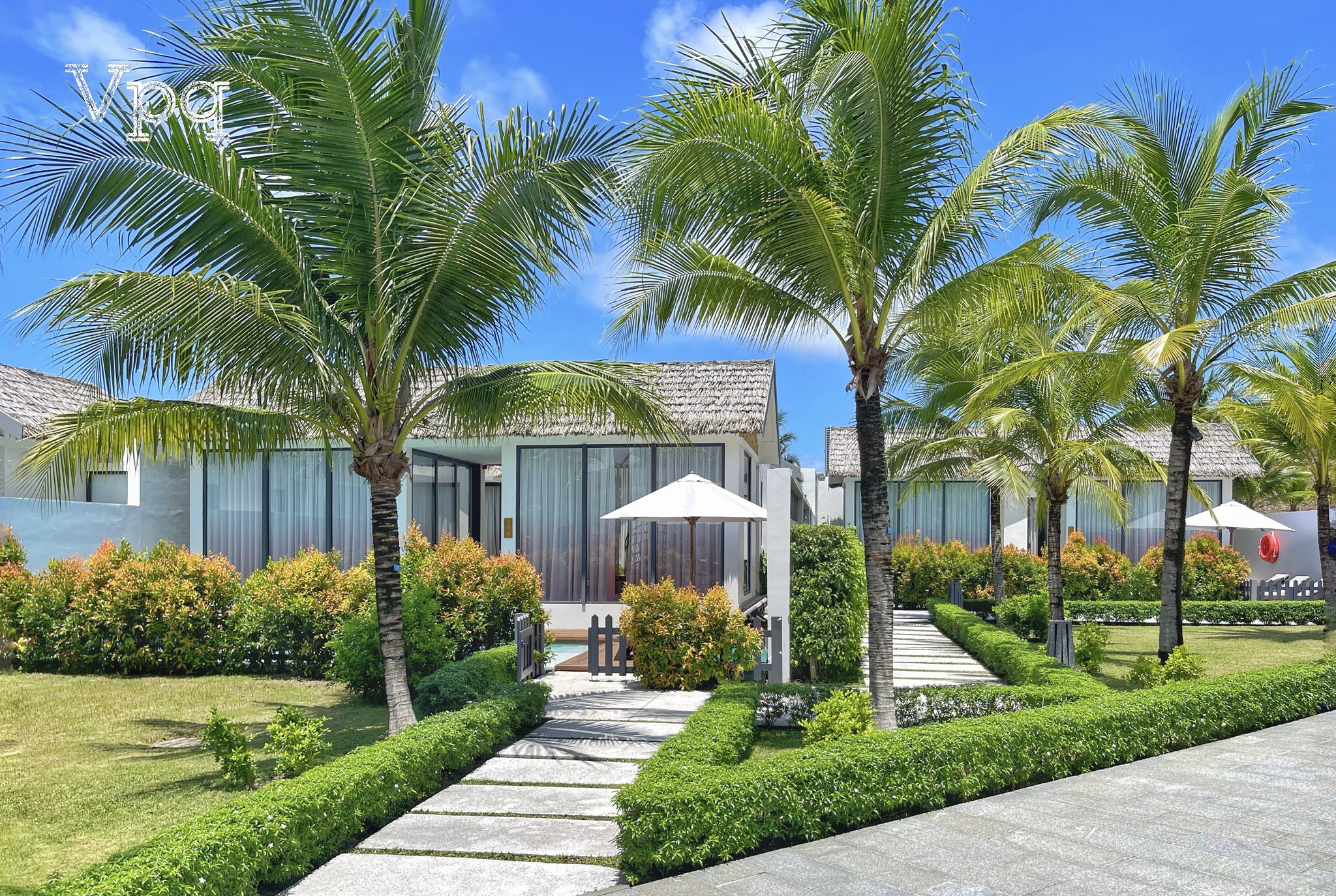 Xung quanh Deluxe Pool Villa là các mảng xanh tươi