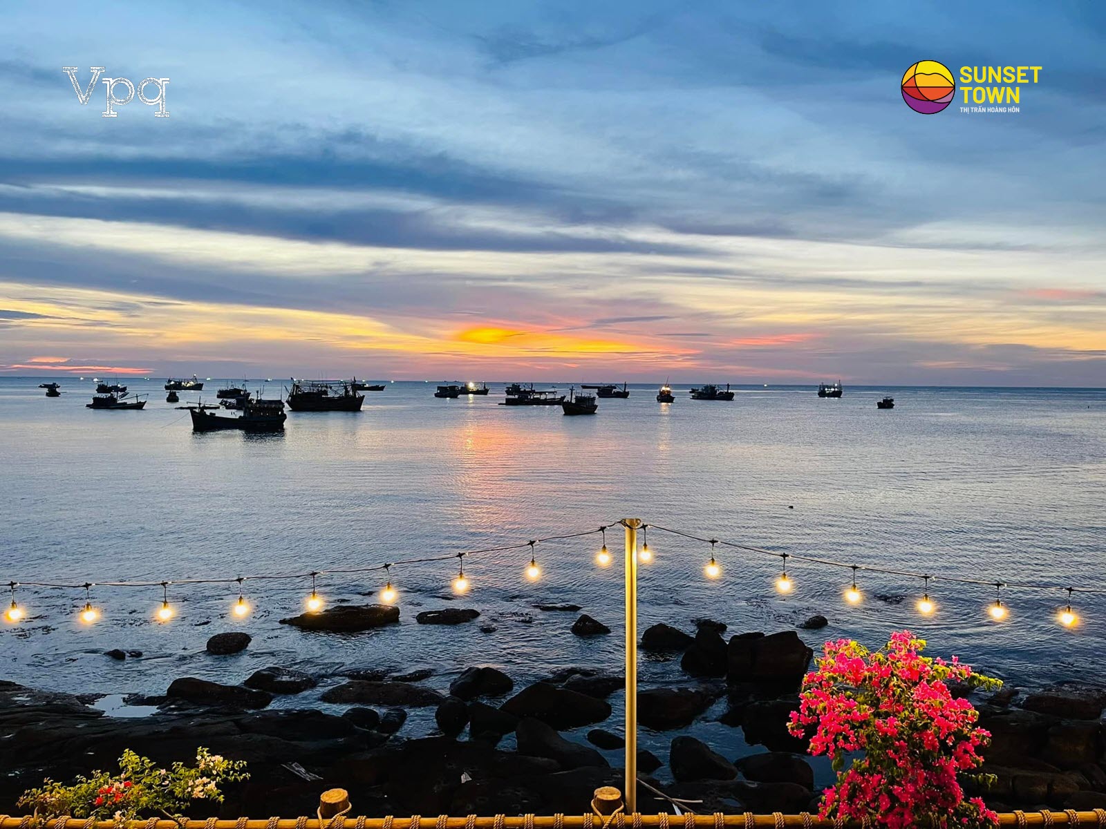 Vừa thưởng thức ly bia tươi, vừa ngắm hoàng hôn trên biển