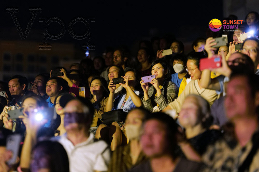 Đ&ocirc;ng đảo du kh&aacute;ch c&oacute; mặt trong đ&ecirc;m diễn đầu ti&ecirc;n của Kiss The Stars