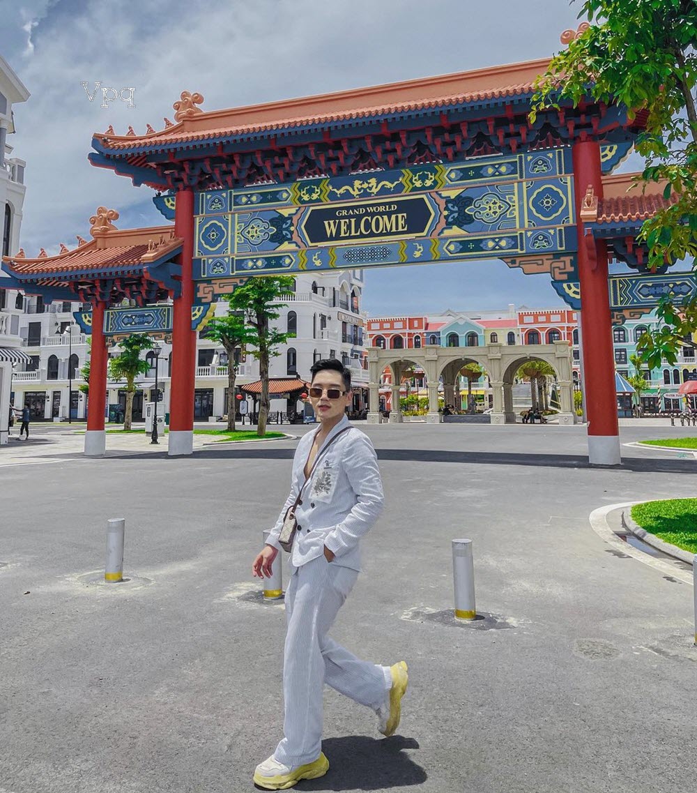 Du kh&aacute;ch check in tại Vinpearl Grand World