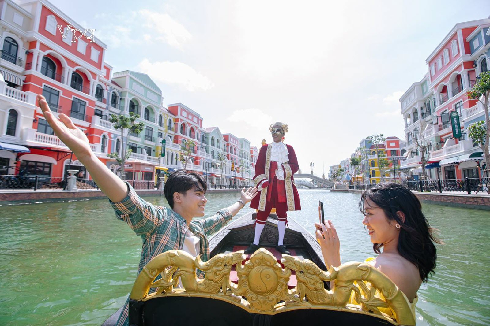 Trải nghiệm tr&ecirc;n đi thuyền tr&ecirc;n s&ocirc;ng Venice phi&ecirc;n bản Việt