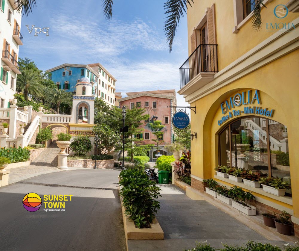 Vị tr&iacute; Emolia ngay con dốc Positano đối diện th&aacute;p chu&ocirc;ng Sunset Town
