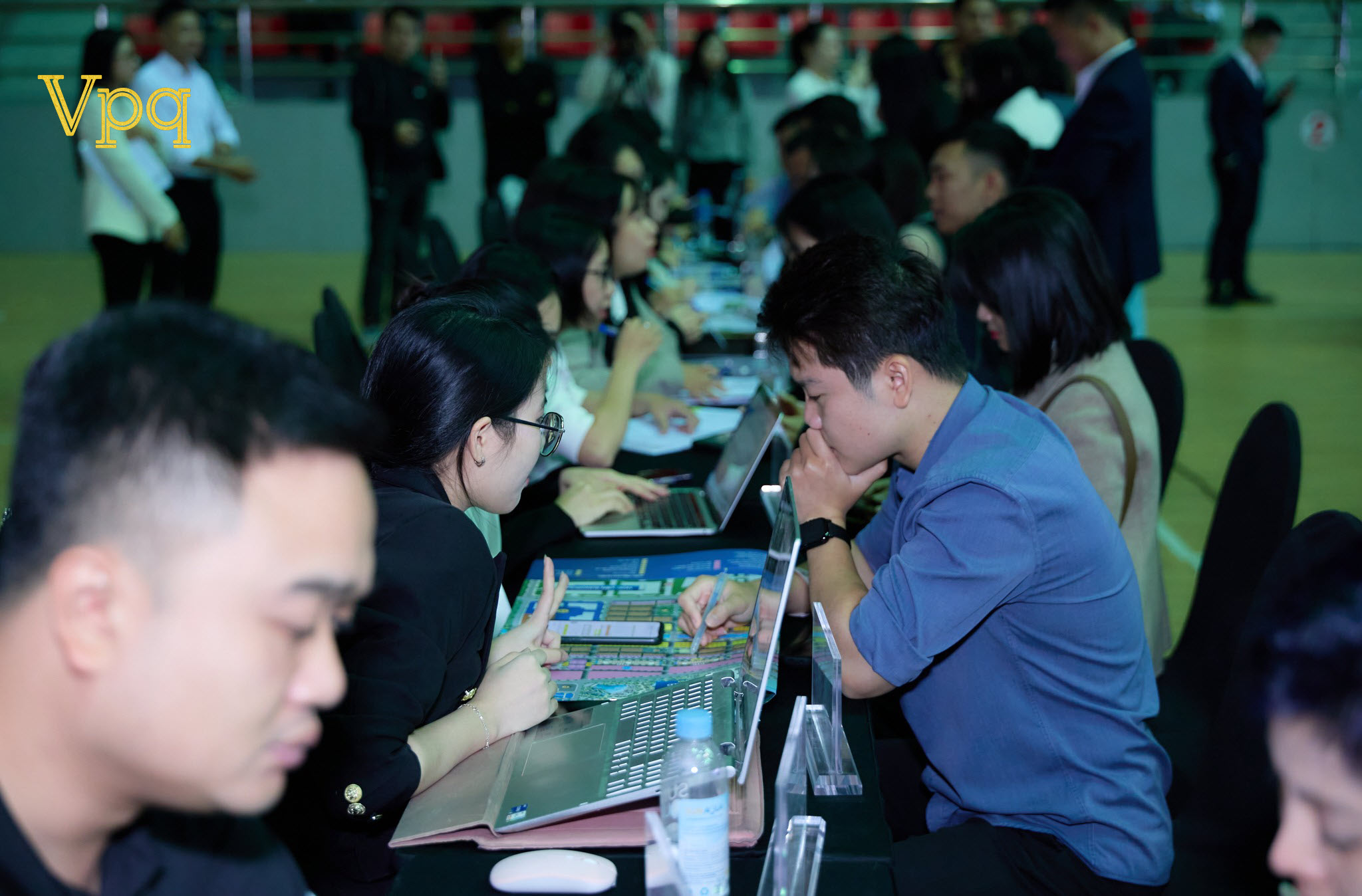 Khách hàng nhận thông tin tư vấn sản phẩm
