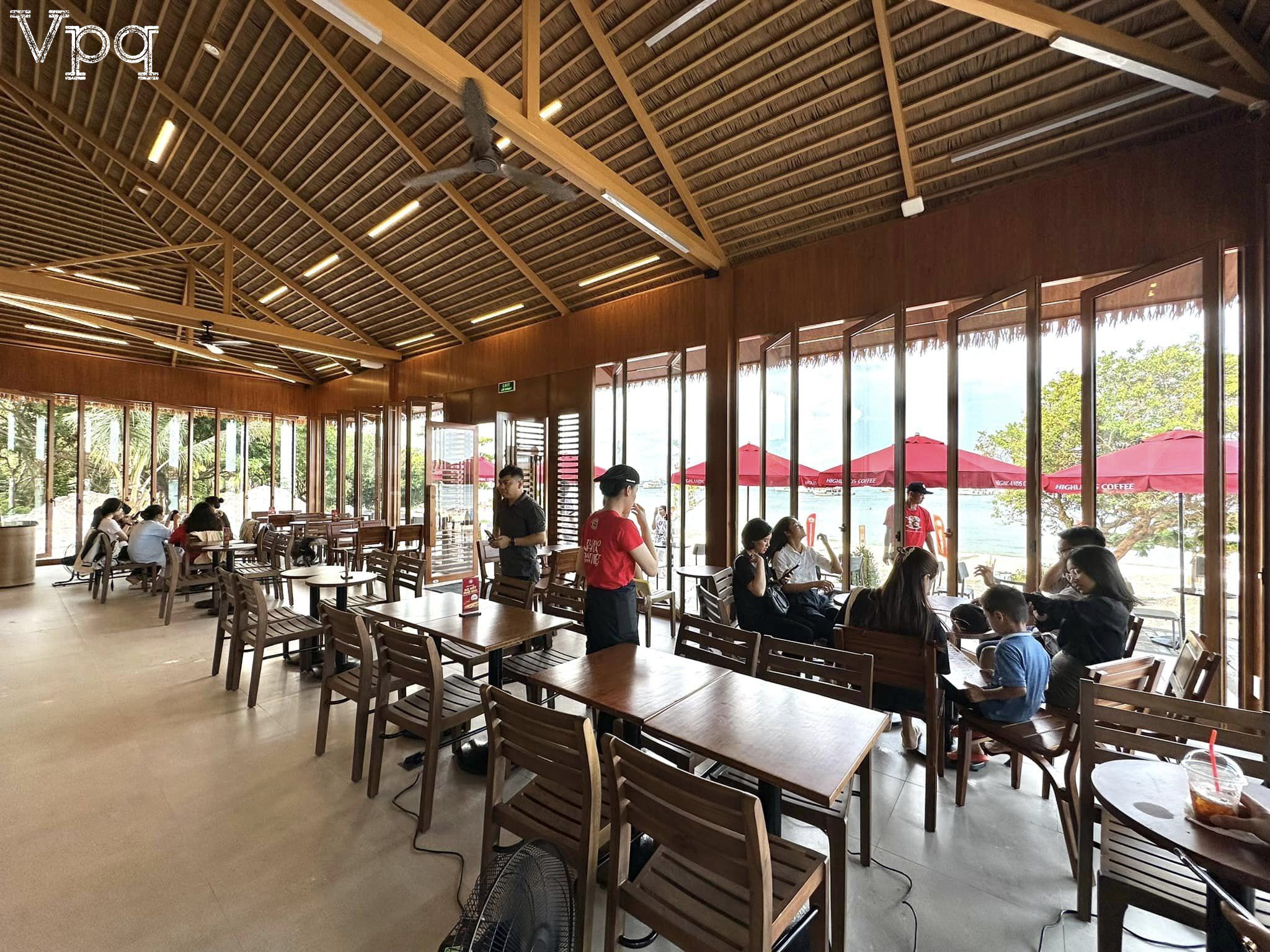Hình ảnh view từ phía trong Highlands Coffee Bãi Sao