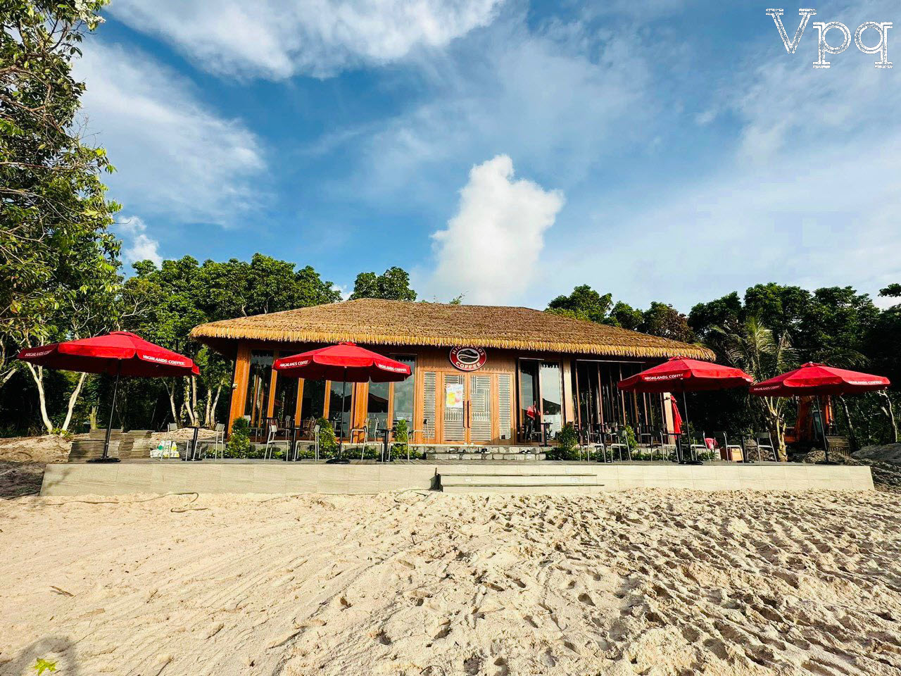 Hình ảnh Higland Coffee tại Bãi Sao Phú Quốc chuẩn bị khai trương