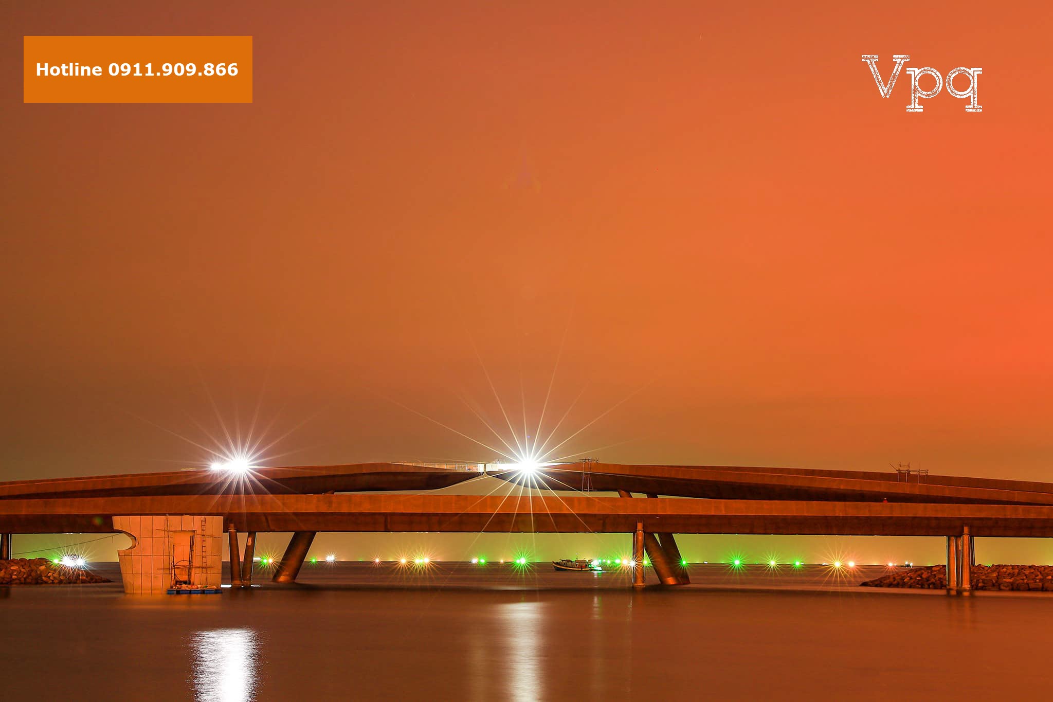 Tại Sunset Town, dấu ấn mang tên “Cầu Hôn” sẽ là nơi lưu giữ ngàn khoảnh khắc của những cặp tình nhân gặp gỡ và trao nhau những nụ hôn ngọt ngào nhất, trải nghiệm những cung bậc cảm xúc của tình yêu.