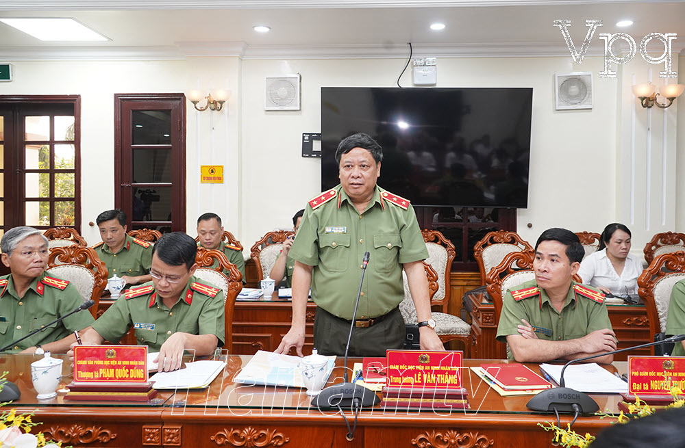 Trung tướng L&ecirc; Văn Thắng, Gi&aacute;m đốc Học viện An ninh Nh&acirc;n d&acirc;n ph&aacute;t biểu tại buổi l&agrave;m việc