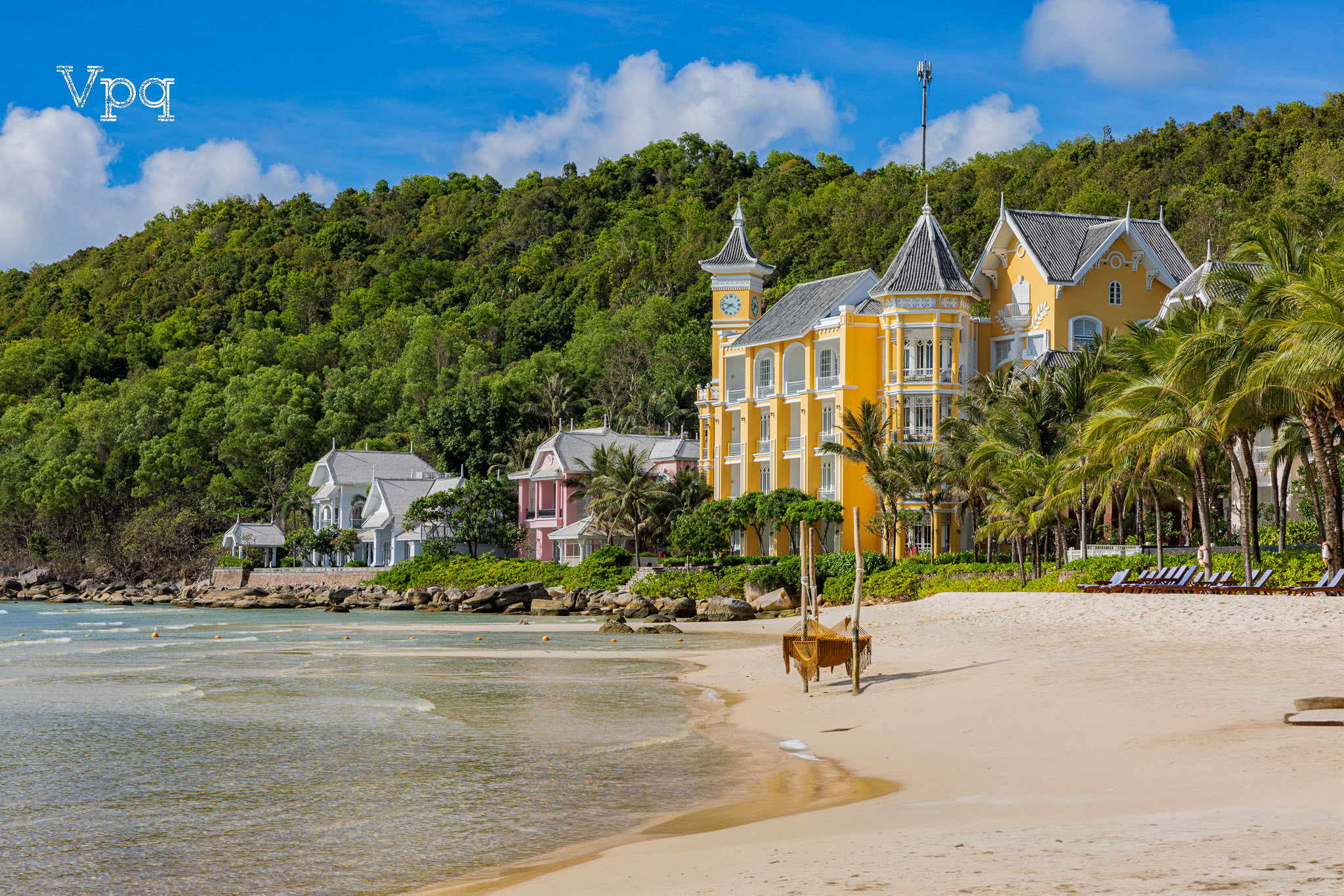 JW Marriott Phu Quoc Emerald Bay nằm b&ecirc;n B&atilde;i Kem với m&agrave;u nước quanh năm xanh m&agrave;u ngọc lục bảo