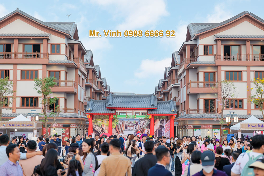 Tấp nập d&ograve;ng người qua lại tại phố H&agrave;n K-Town