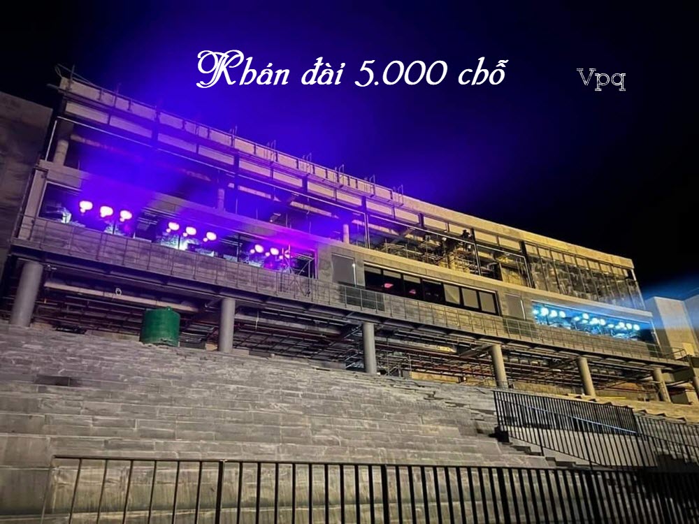 Kh&aacute;n đ&agrave;i sức chứa đến hơn 5.000 chỗ ngồi lớn nhất thế giới