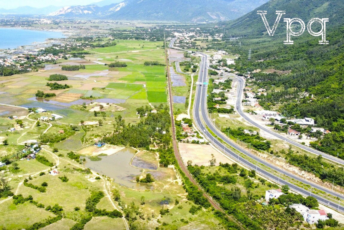 Khu vực xã Vạn Phước (huyện Vạn Ninh, tỉnh Khánh Hòa) nhìn từ trên cao, đây là nơi xây dựng dự án khu đô thị mới cao cấp Cổ Mã - Ảnh: BÙI THẢO