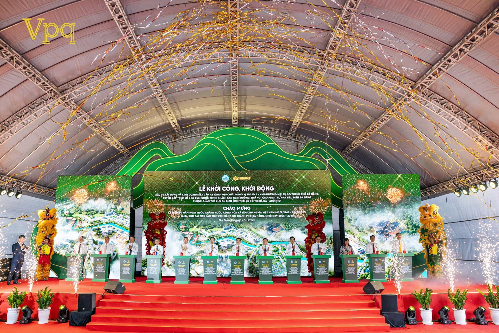 C&aacute;c vị đại biểu l&agrave;m lễ khởi động khu thương mại tự do Đ&agrave; Nẵng đầu ti&ecirc;n tại ch&acirc;n n&uacute;i B&agrave; N&agrave;