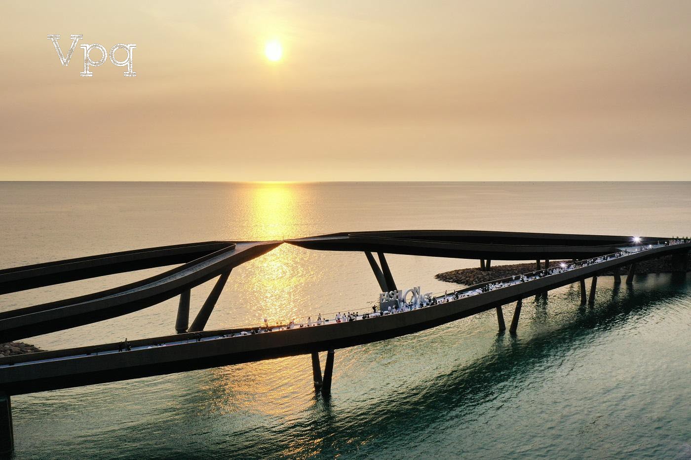 Cầu H&ocirc;n Kiss Bridge h&oacute;a s&agrave;n catwalk l&atilde;ng mạn