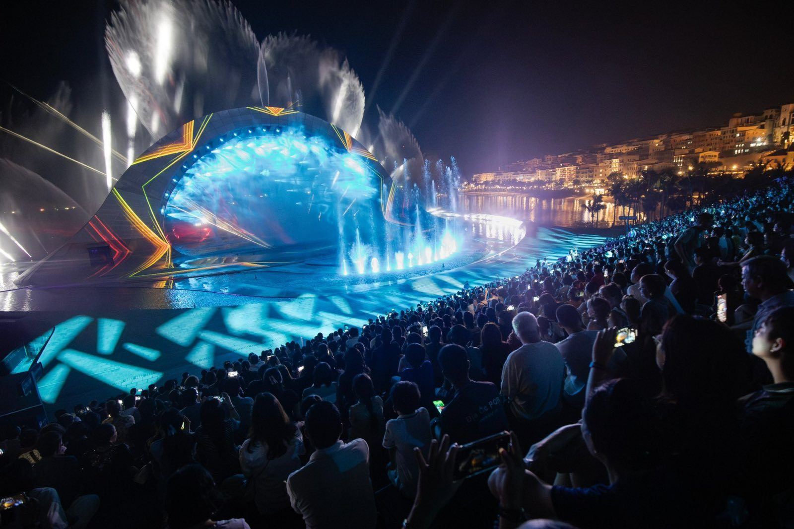 S&acirc;n khấu tr&ecirc;n mặt biển Show Kiss Of The Sea